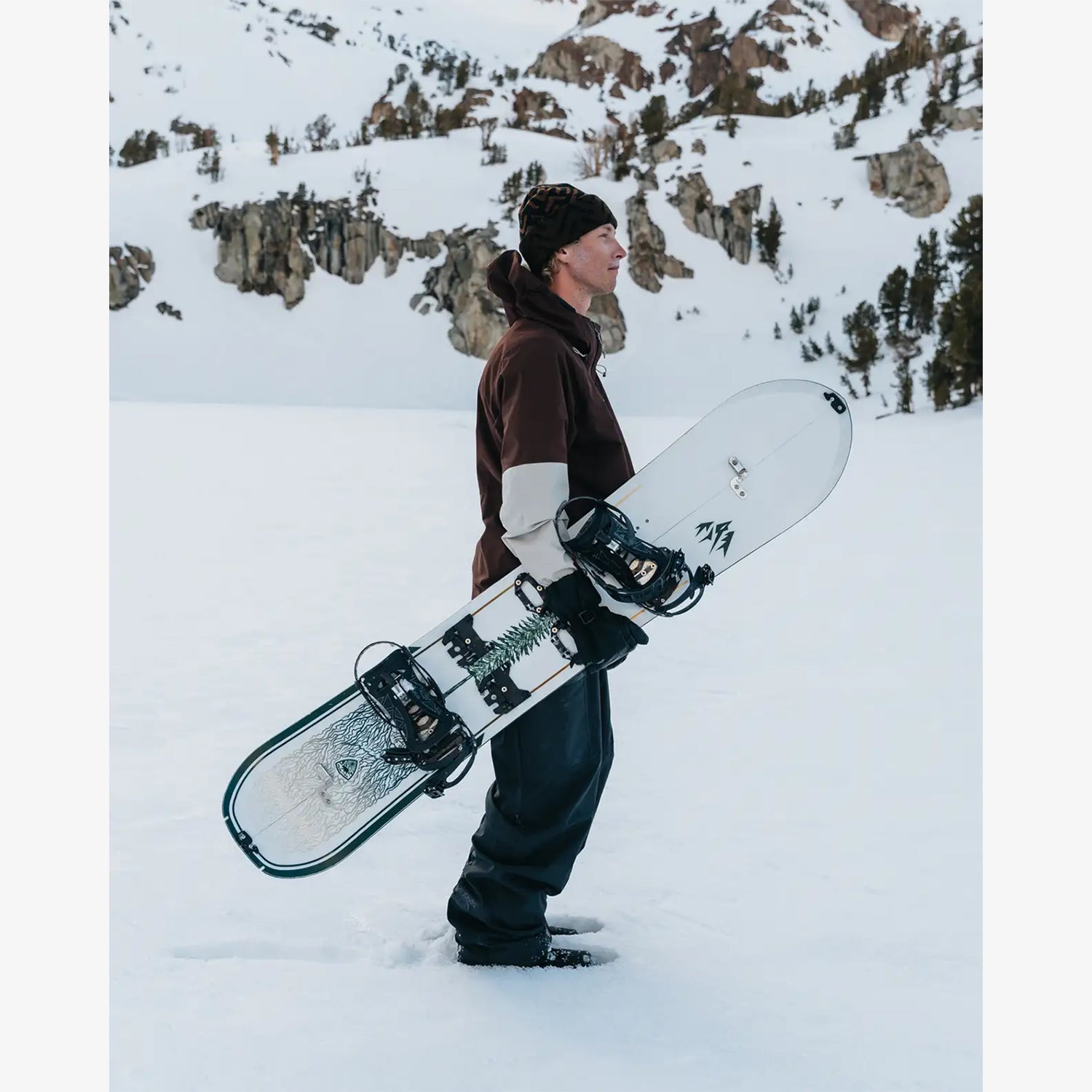 Mann mit Splitboard aus Powstore Shop