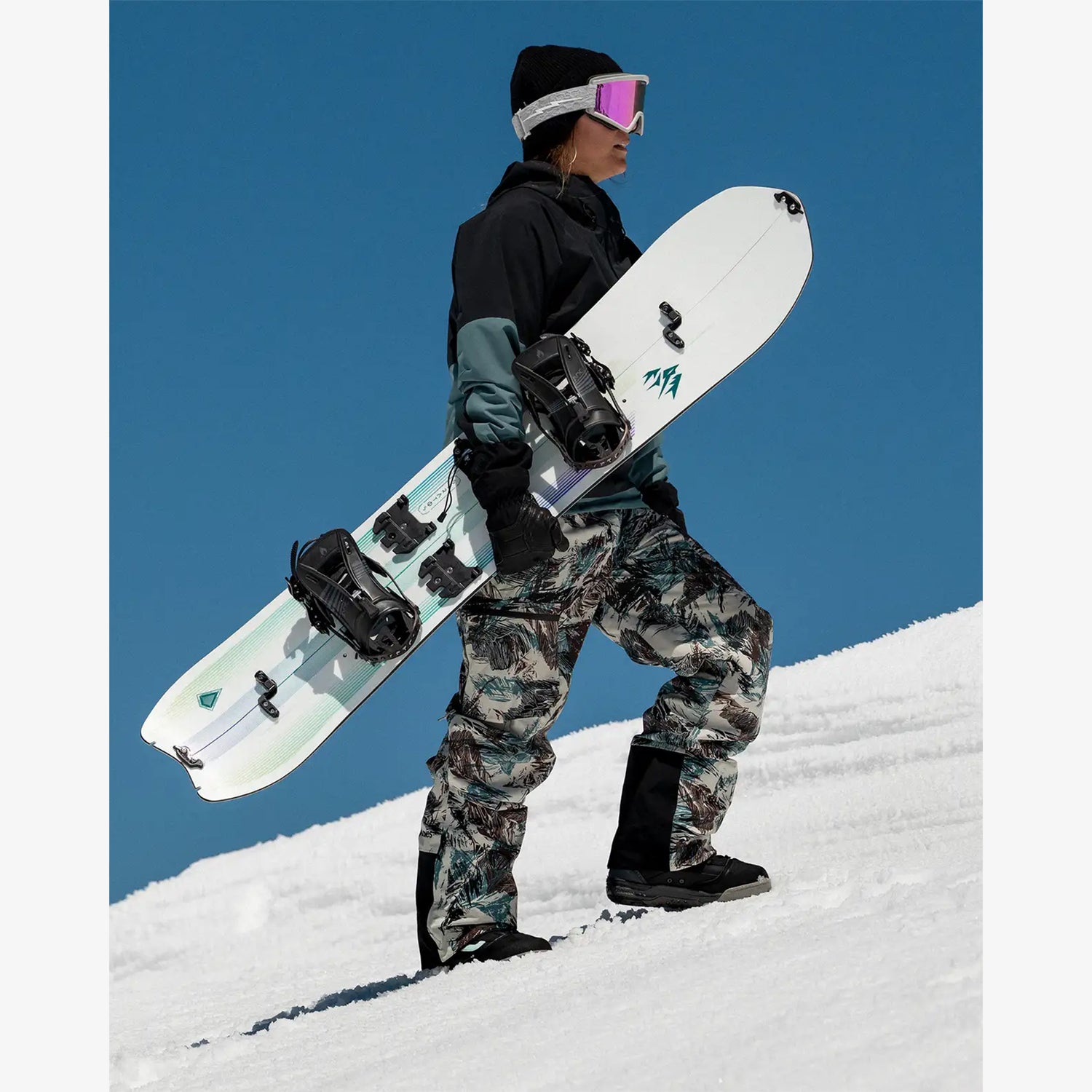 Frau mit Splitboard in Hand