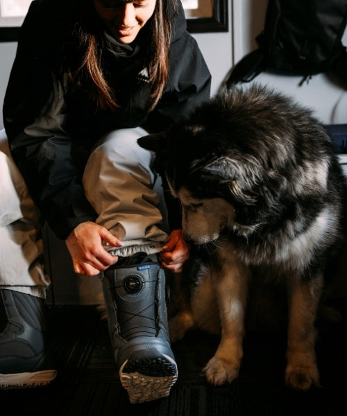Snowboard Boots für Damen werden angezogen