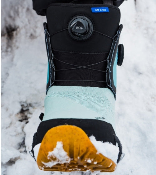 Snowboards Boots im Schnee