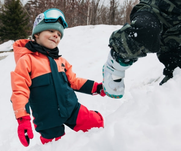 Kinder tragen Snowboard Boots Kids im Schnee