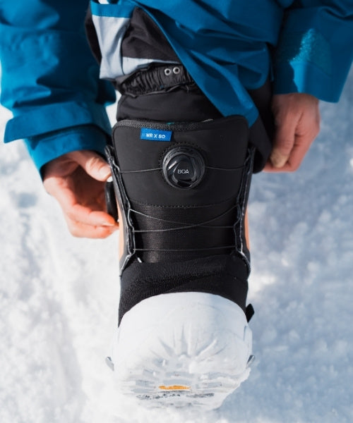 Snowboard Boots Herren wird im Schnee eingestellt