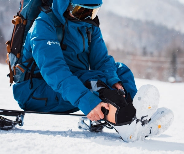 Snowboard Boots Herren werden angezogen