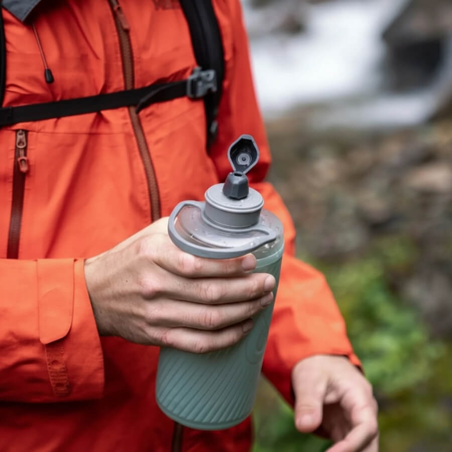 Frau hält Camping Becher in Hand