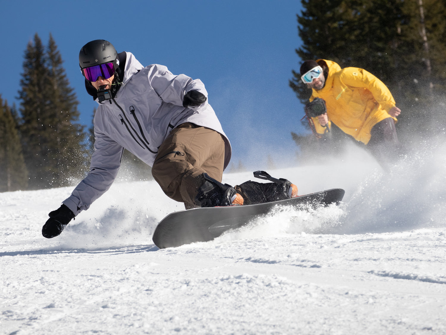 Mann auf Snowboard hat Balance durch Daffy Balance Board