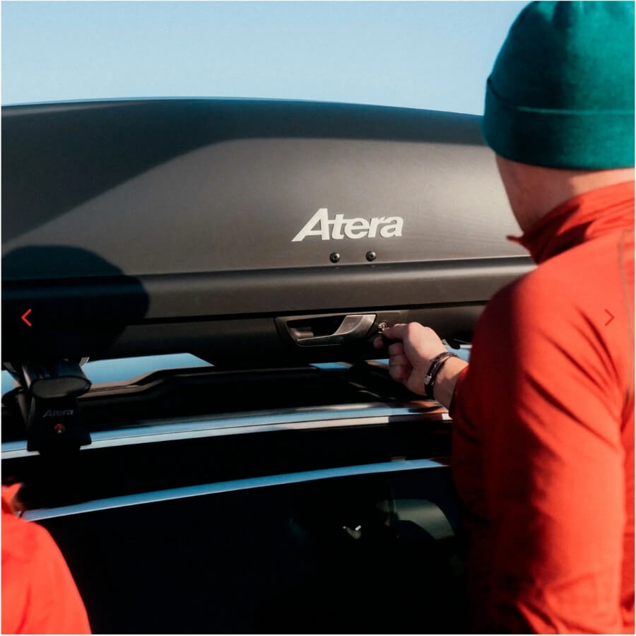 Person schließt Dachbox ab