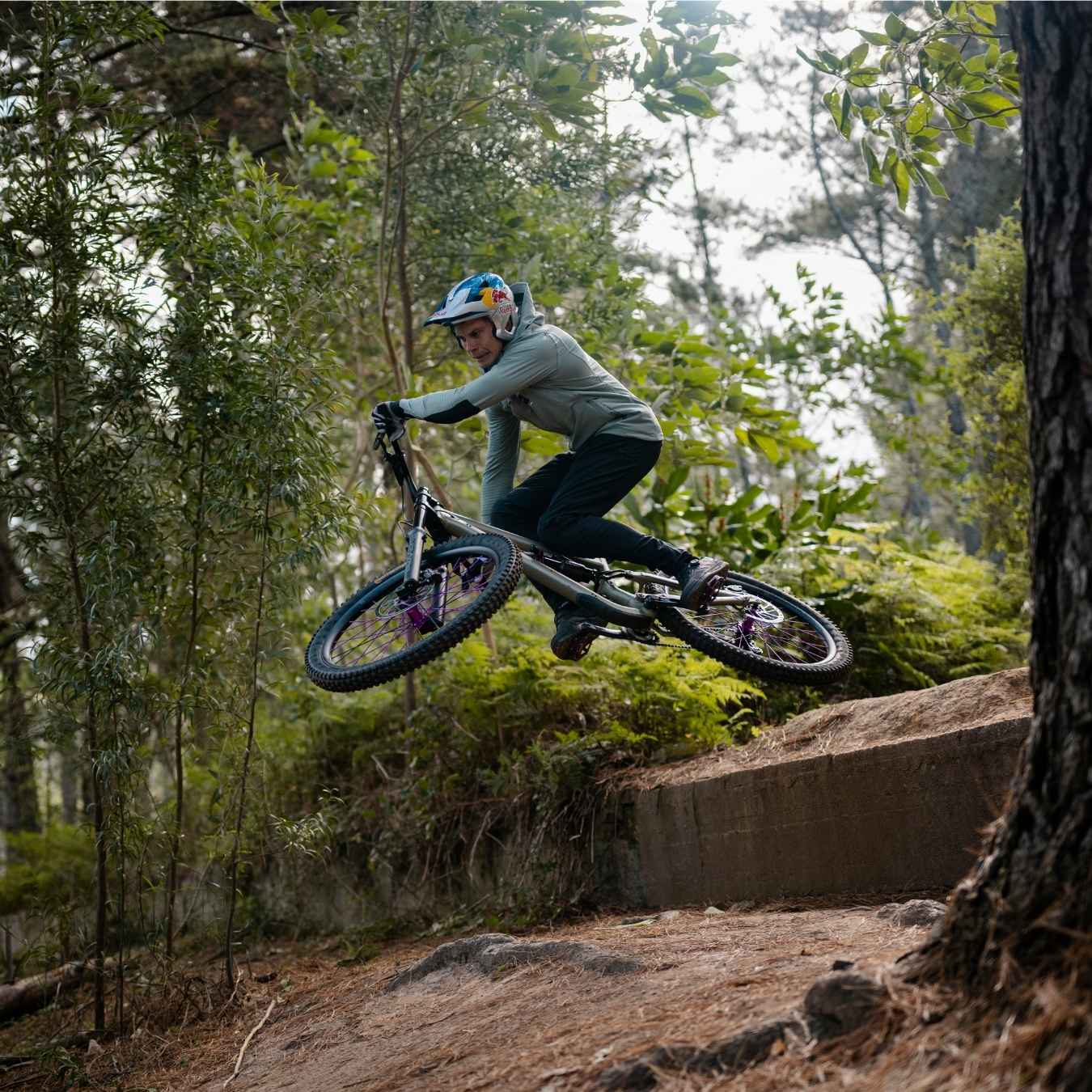 Mann mit Fahrradbekleidung macht Stunt