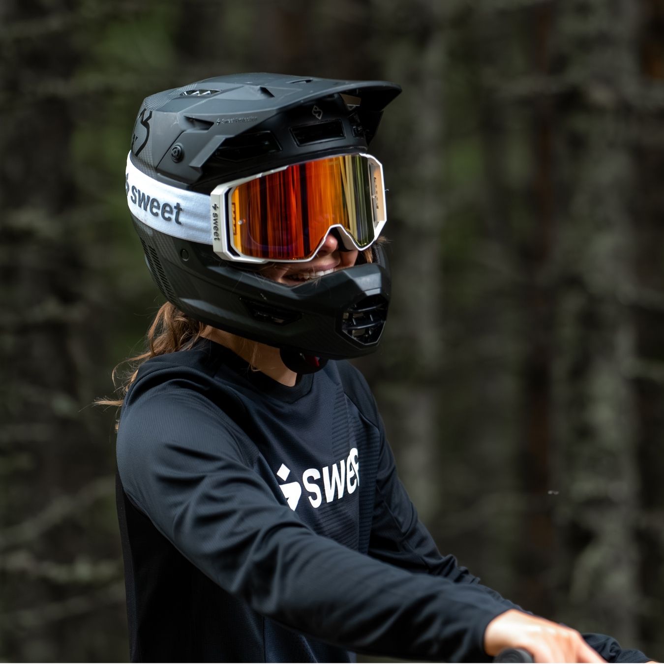 Frau trägt Downhill-Helm