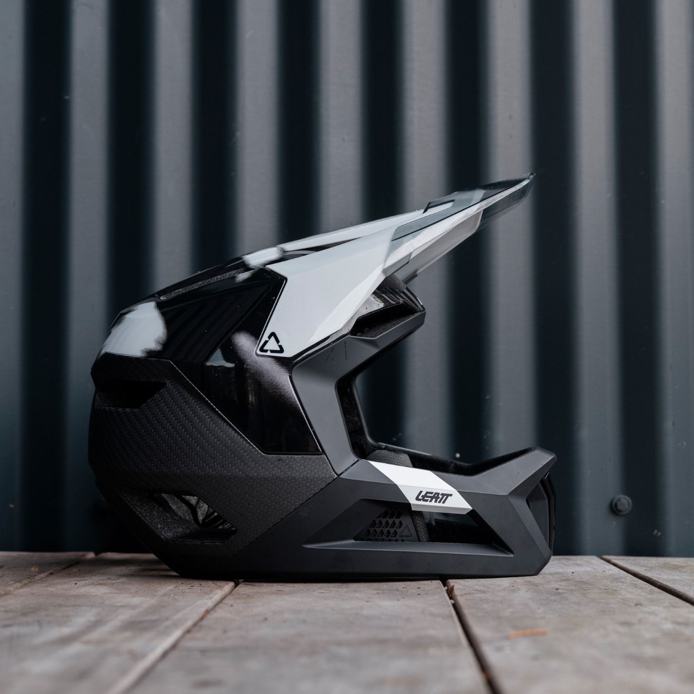 Downhill-Helm vor Blechwand