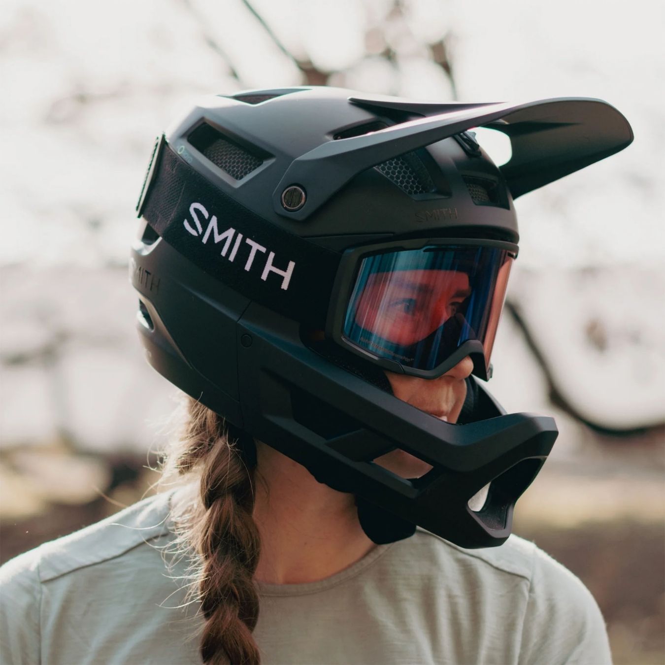 Frau mit Downhill-Helm