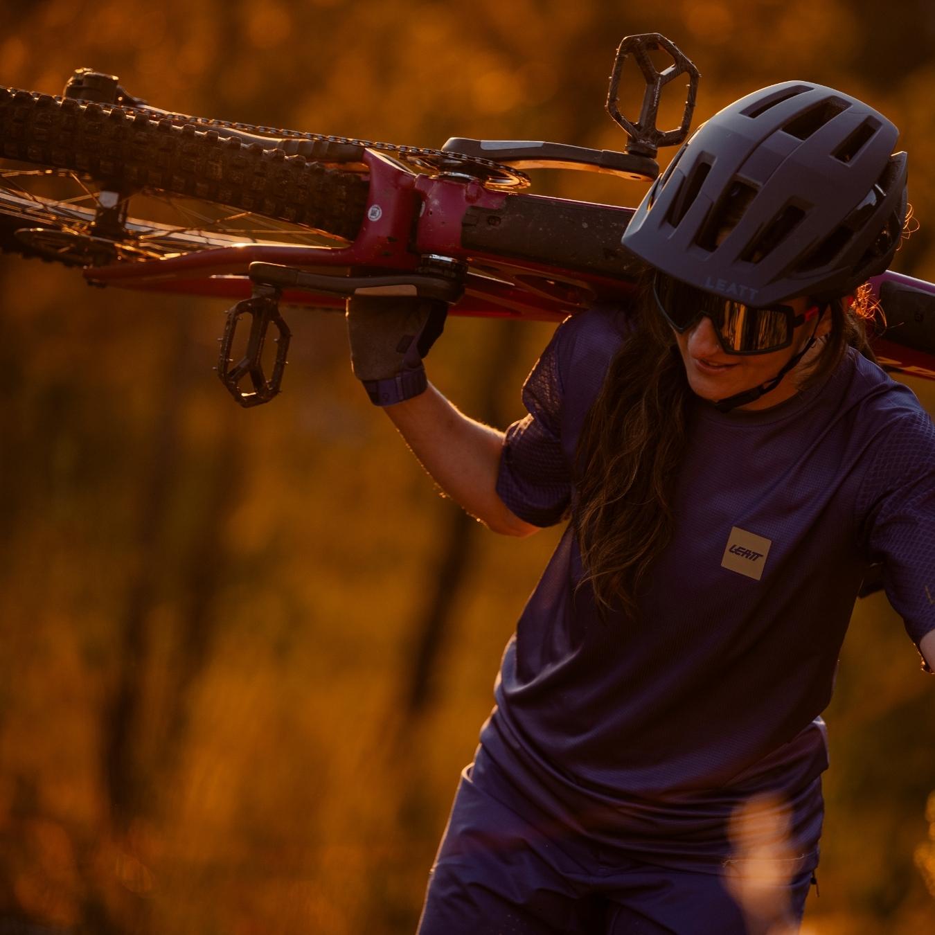 Frau mit Fahrradbrille trägt Fahrrad