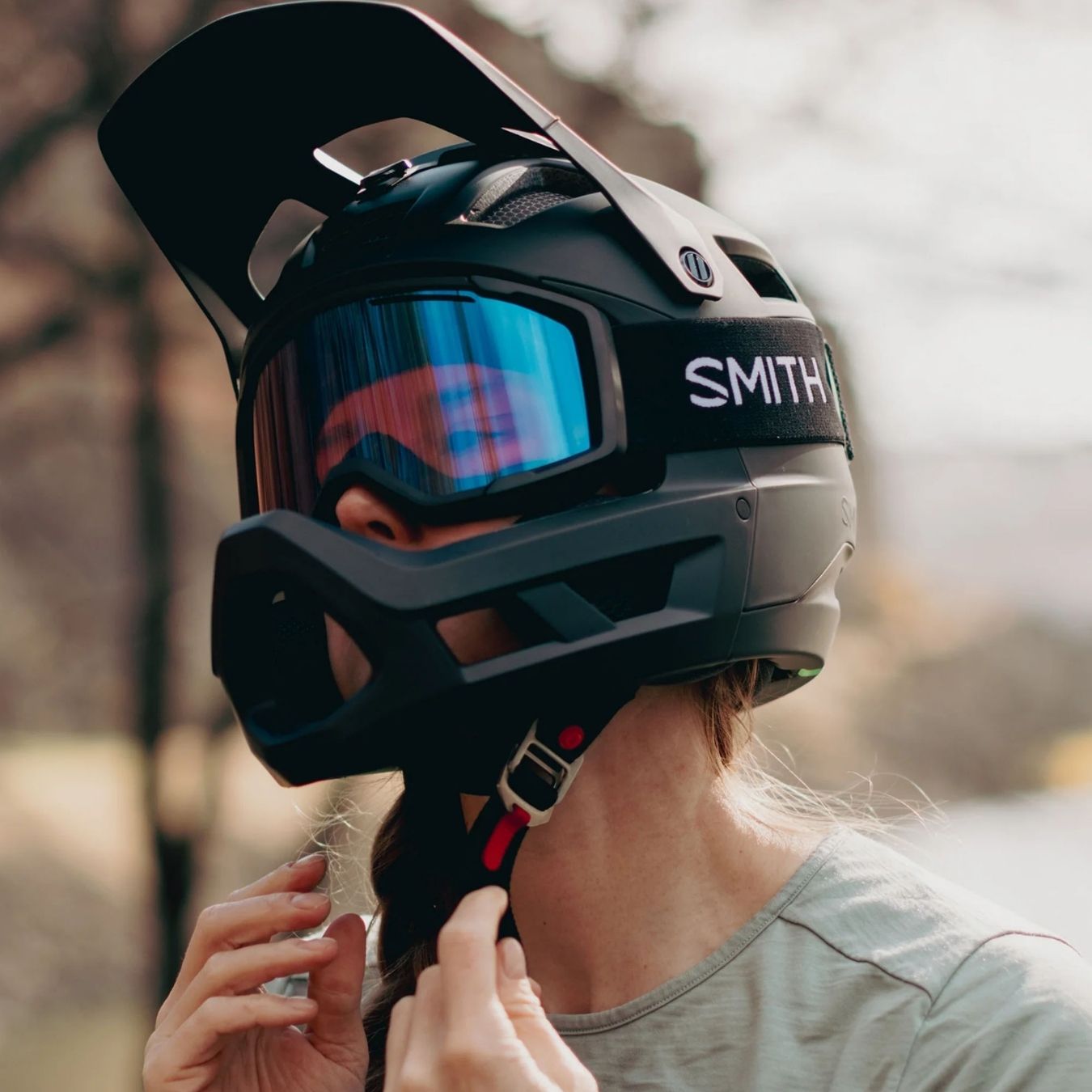 Person zieht Fahrradhelm an