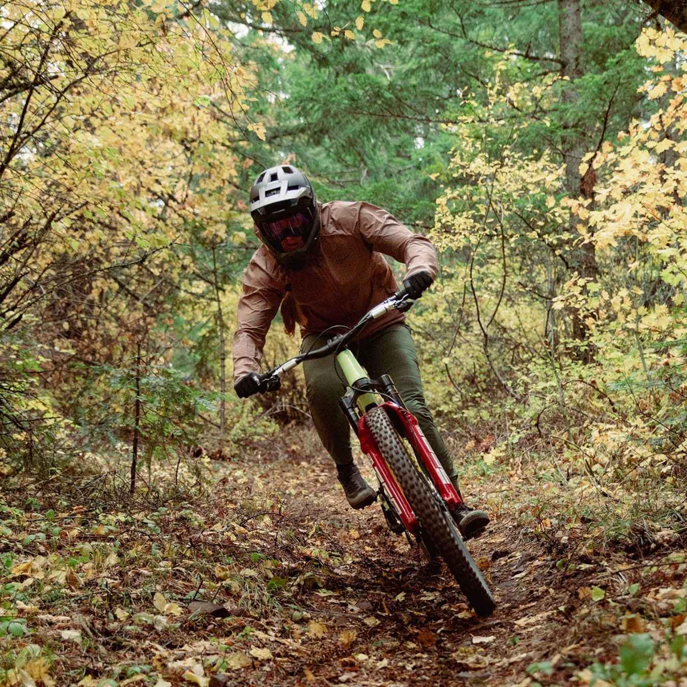 Mann hat Fahrradhelm auf während der Fahrrd fährt