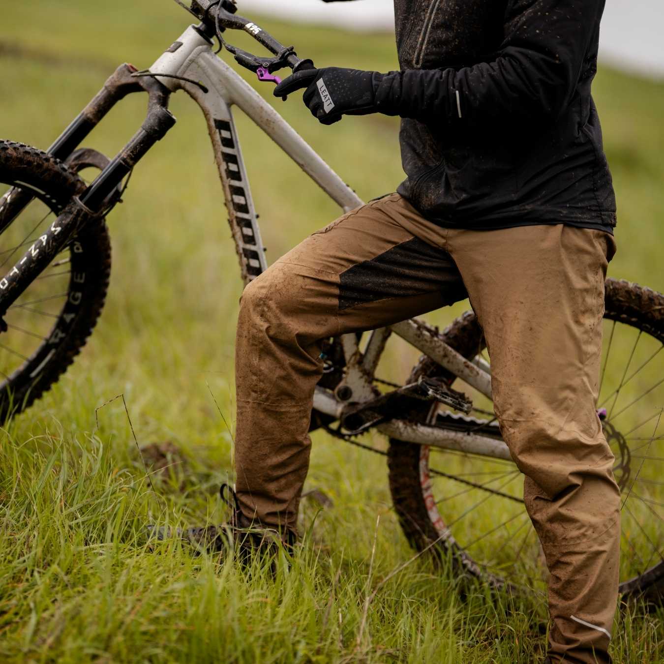 Mann mit Fahrradhose und Mountain Bike