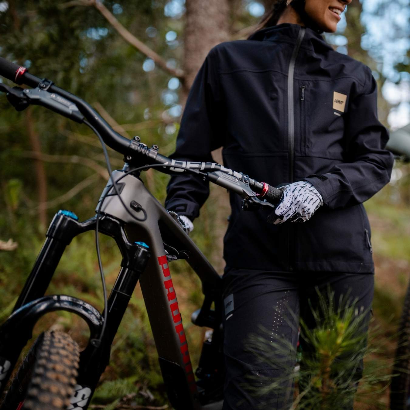 Frau mit einer Fahrradjacke