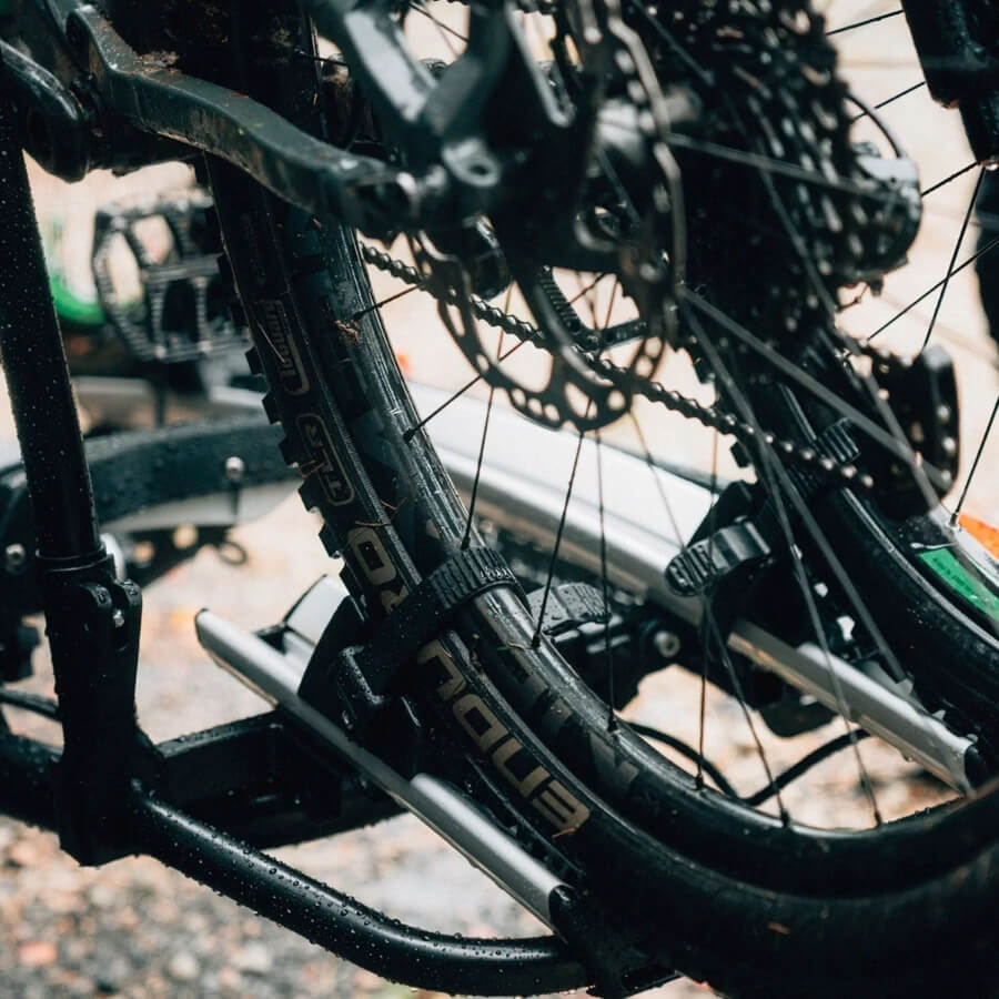 Fahrrad in Halterung von Fahrradträger