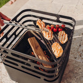 In Feuerkorb wird gegrillt