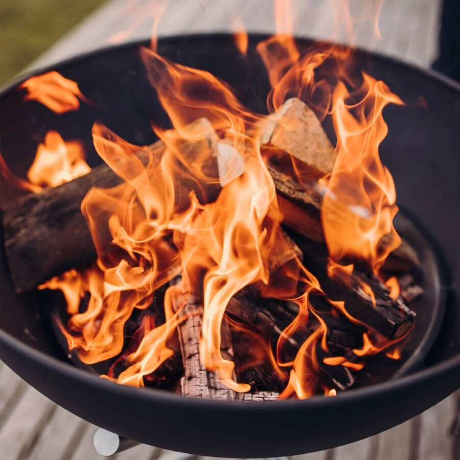 brennendes Holz in Feuerschale