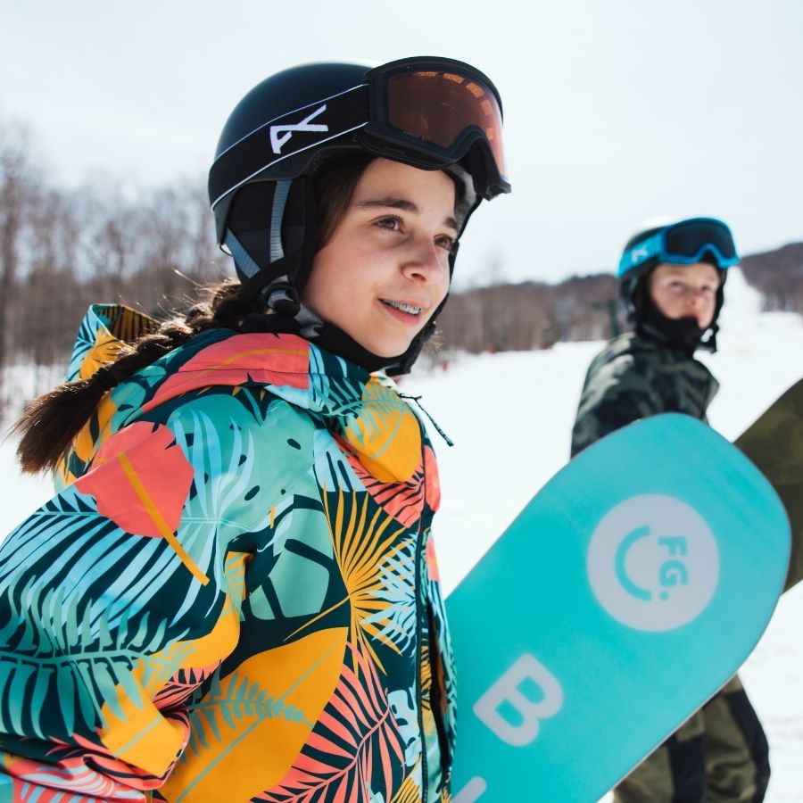 zwei Kinder mit Snowboard