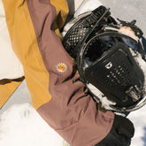 Snowboard Bindung Damen an Snowboard unter Arm