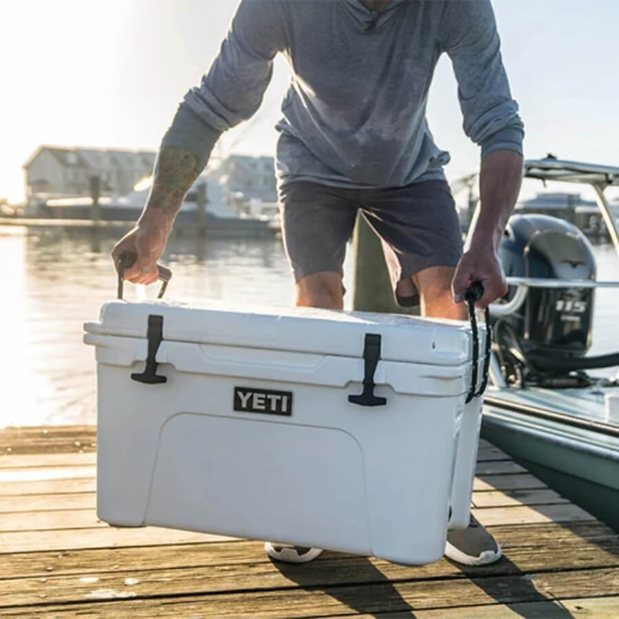 Mann trägt Yeti Kühlbox