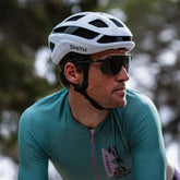 Mann hat Rennrad Helm auf