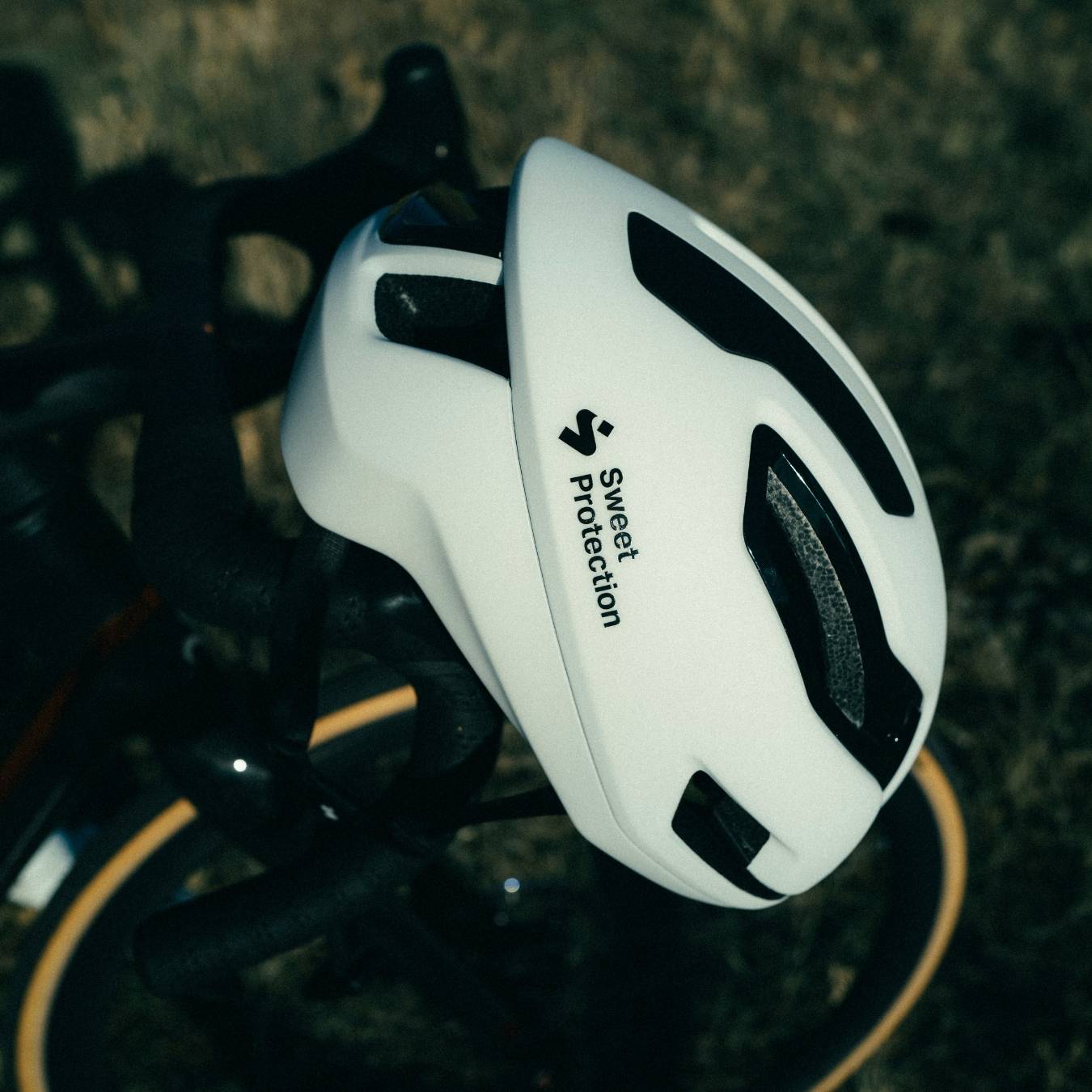 Rennrad Helm hängt an Fahrrad