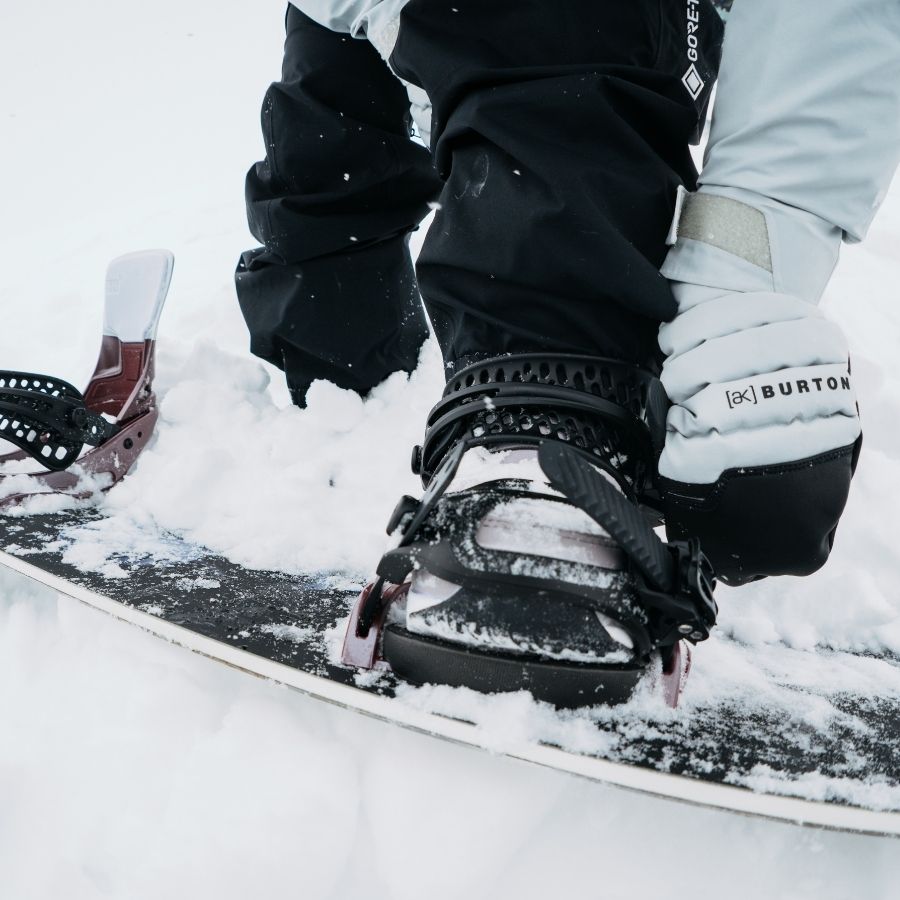 Snowboard Bindung im Schnee