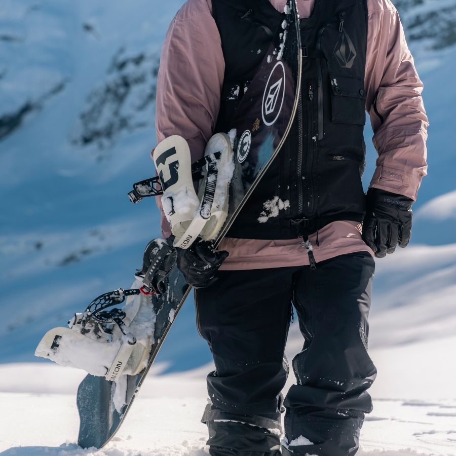 Snowboard Bindung für Herren an Snowboard unter Arm