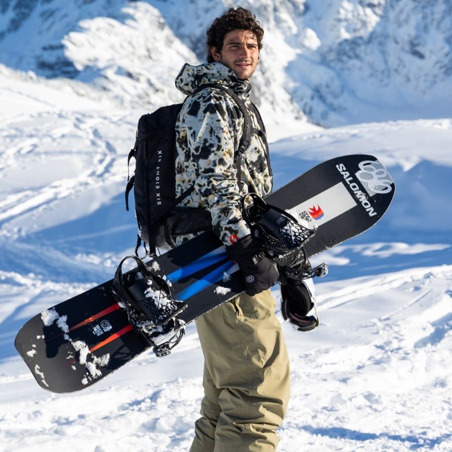 Mann trägt Snowboard mit Bindung