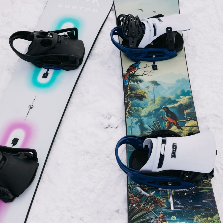 Snowboard mit Bindung für Herren im Schnee