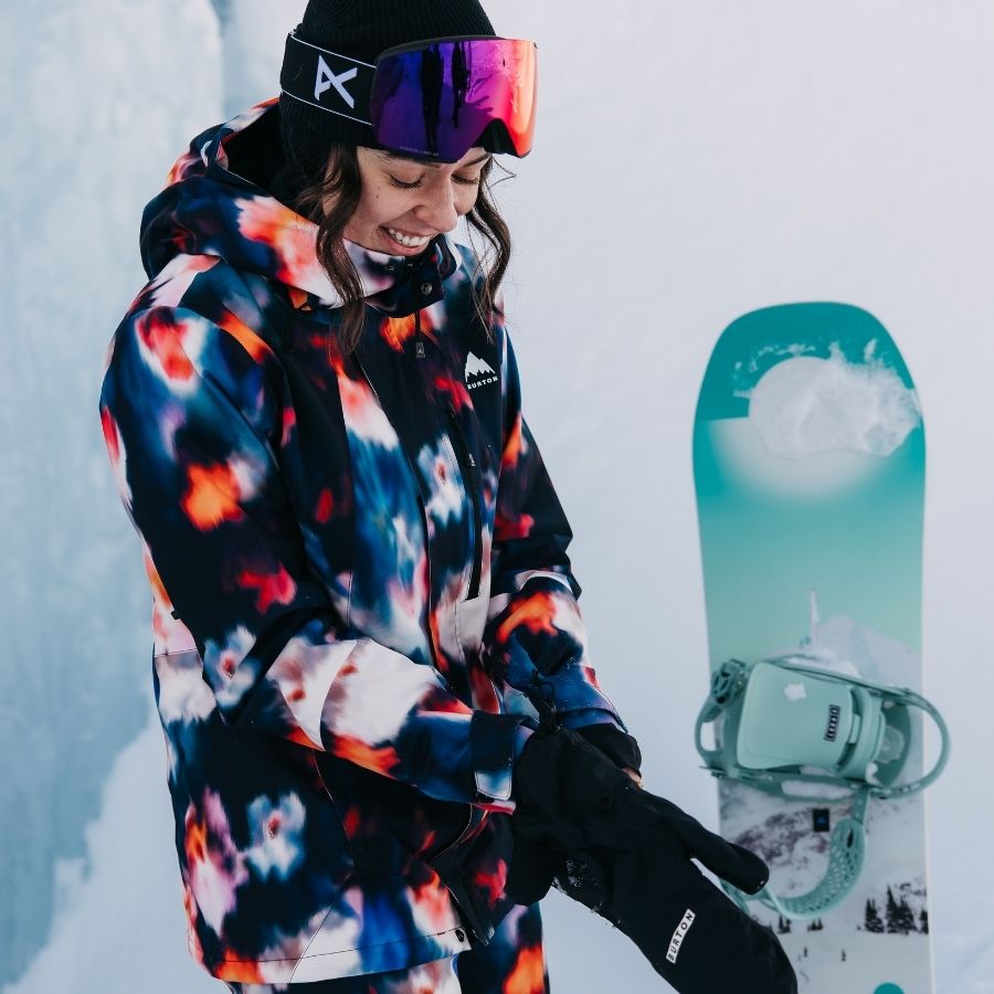 Frau neben Snowboard für Damen