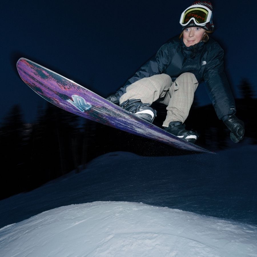 Frau auf Snowboard für Damen