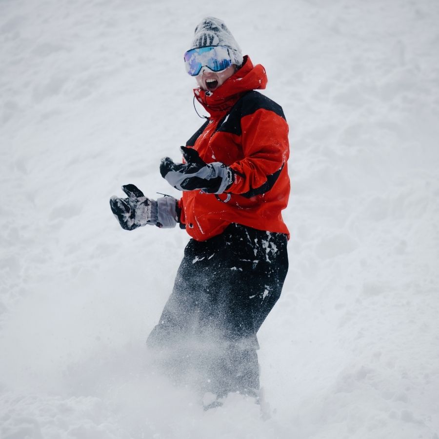 Person auf Herren Snowboard