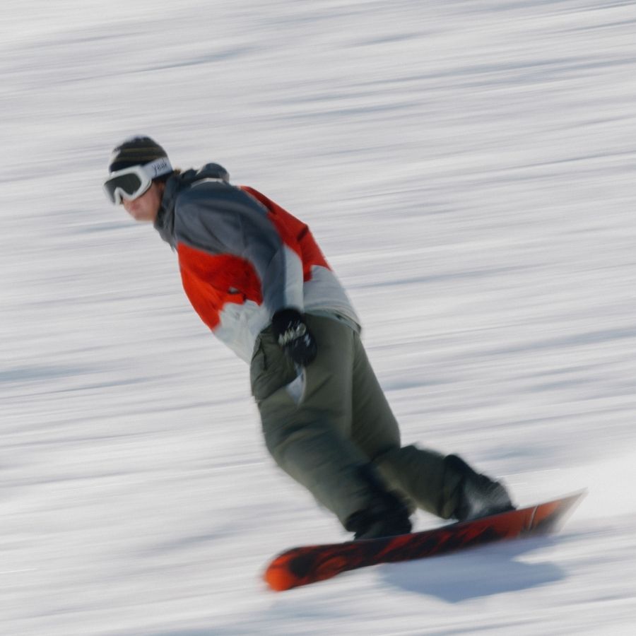 Mann fährt auf Herren Snowboard