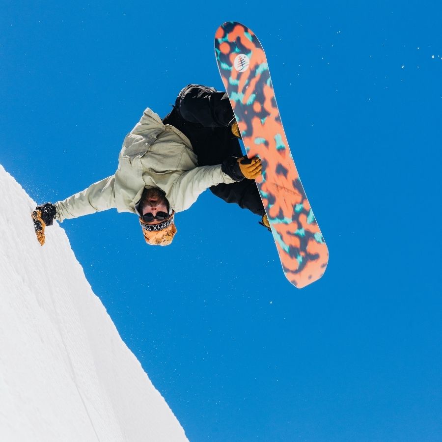 schönes Snowboard für Herren in Benutzung