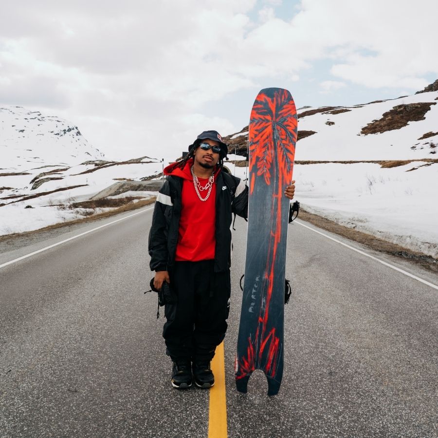 Mann trägt Splitboard mit Bindung