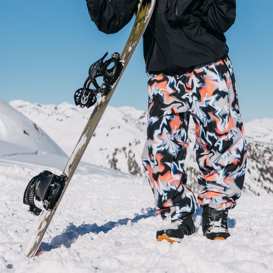 Frau trägt ein Splitboard mit einer Bindung