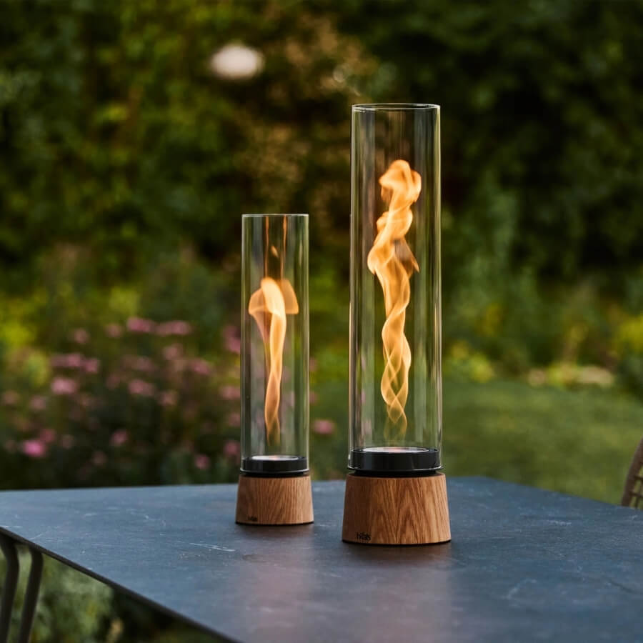 Tischfeuer auf Tisch in Garten