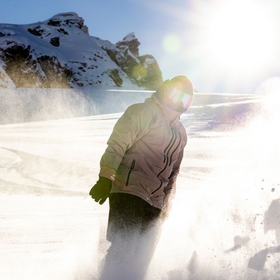 Person auf Snowboard aus Snowboard Tasche
