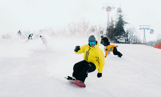 Person fährt im Schnee während des Snowboard fahren lernen
