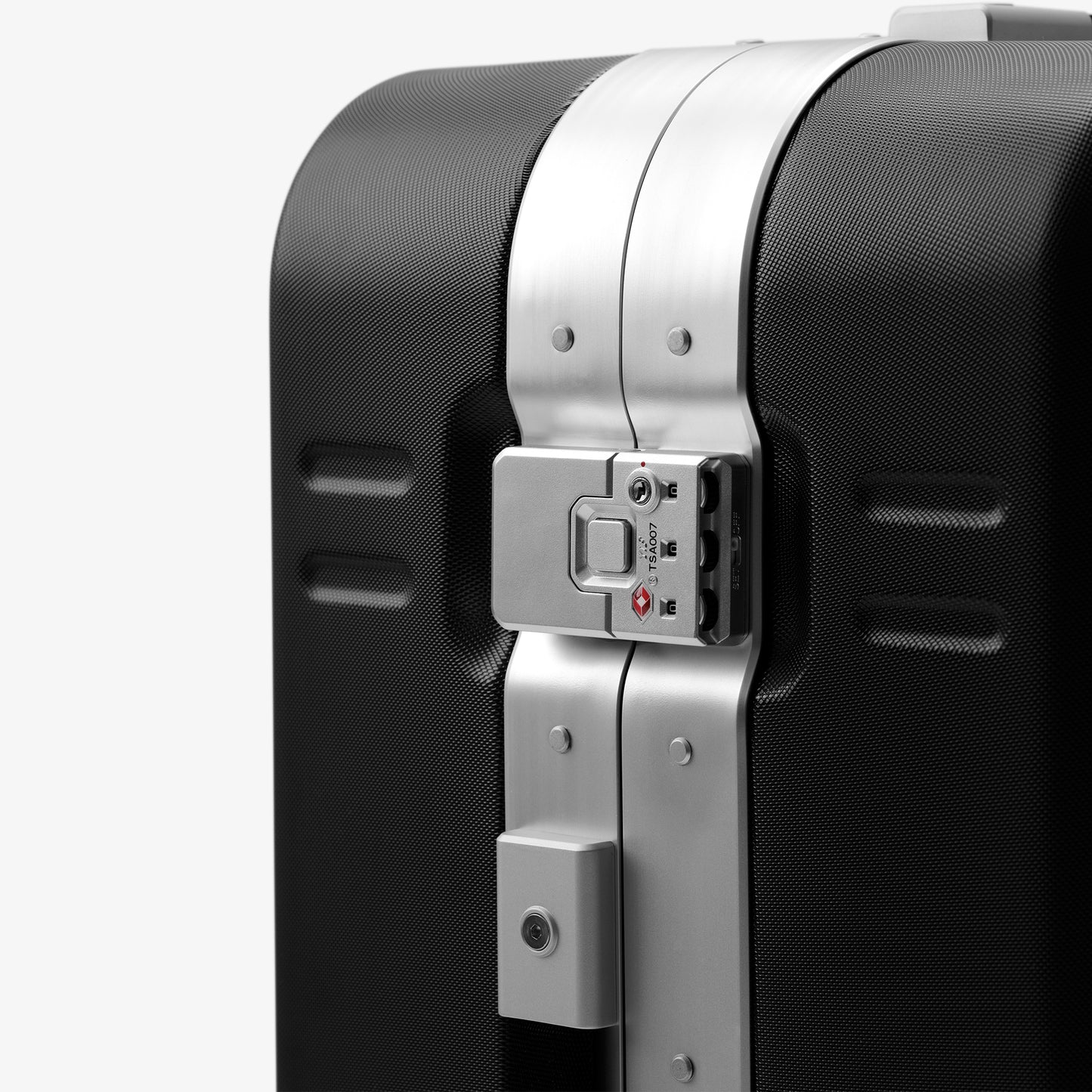 Ramverk Pro Check-in Luggage Medium Silver