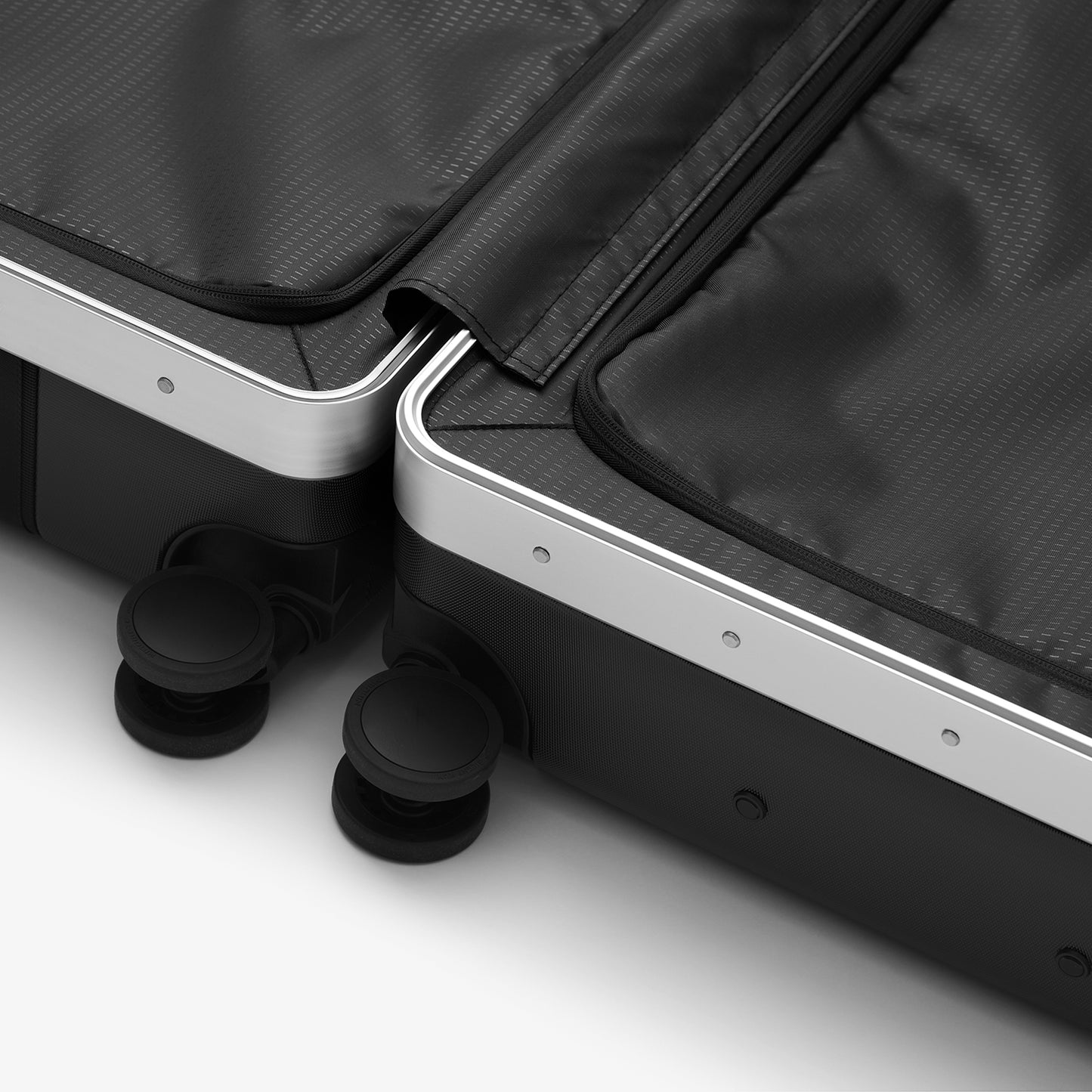 Ramverk Pro Check-in Luggage Medium Silver