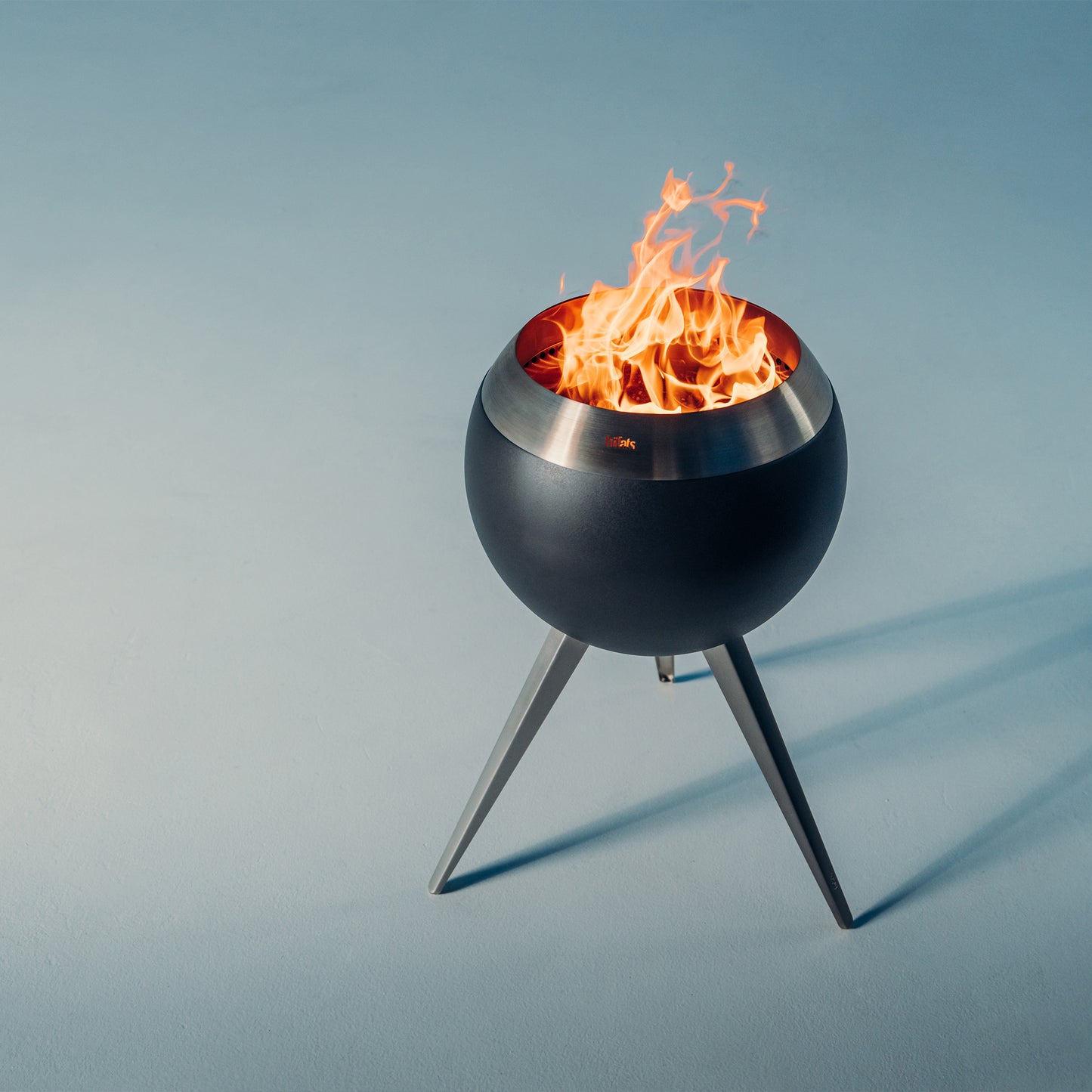 Höfats Moon 45 Feuerkorb mit hohem Fuß