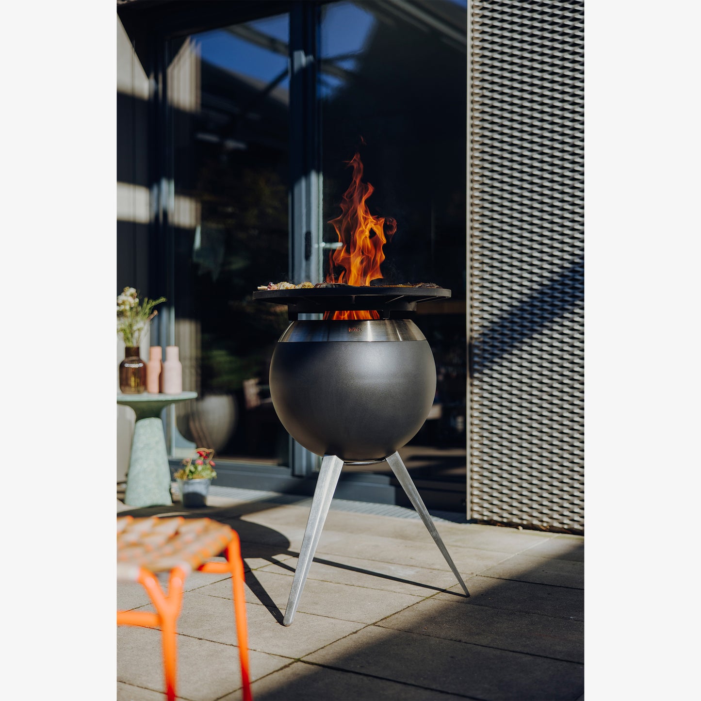 Höfats Moon 45 Feuerkorb mit hohem Fuß