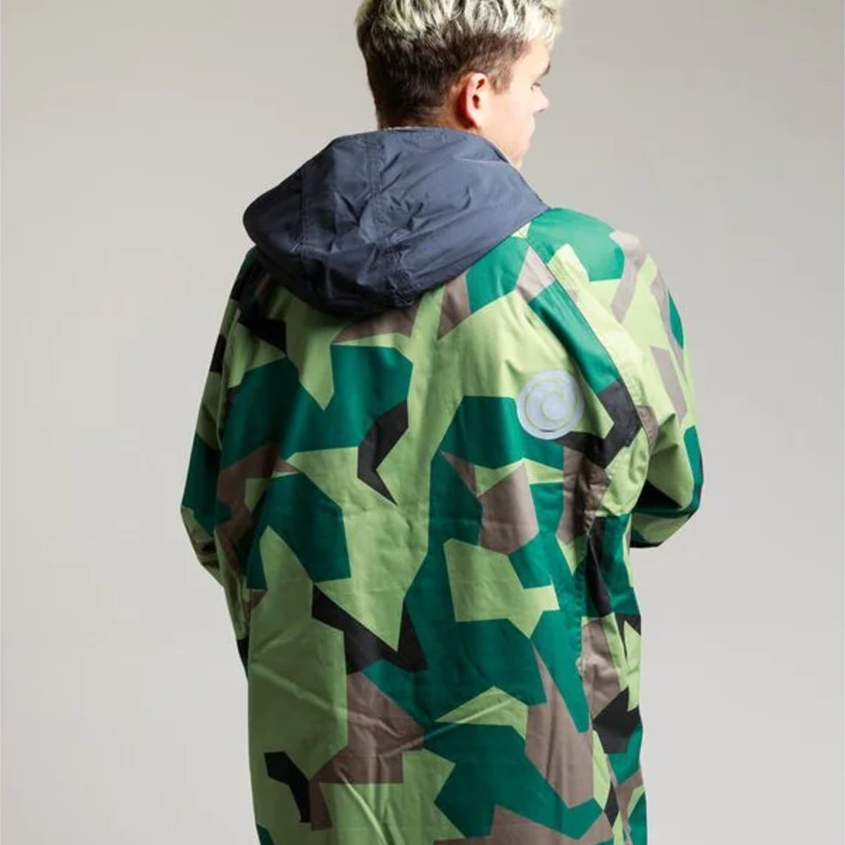 White Water Hard Shell Robe Mantel Green Camo – Rückansicht mit Kapuze