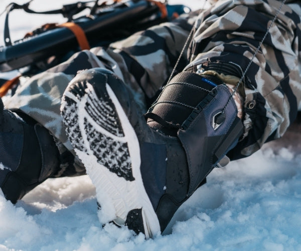 Snowboard Boots Herren wird geschnürrt