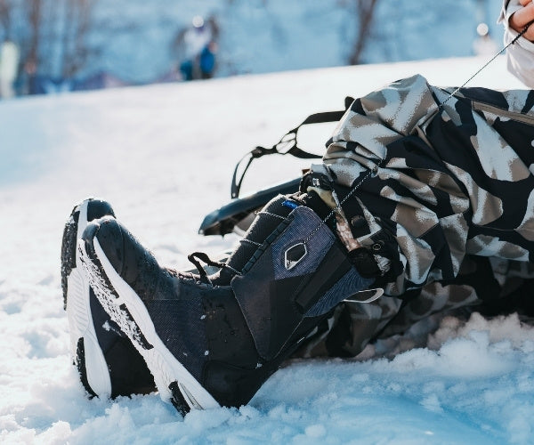 Snowboards Boots werden geschnürrt