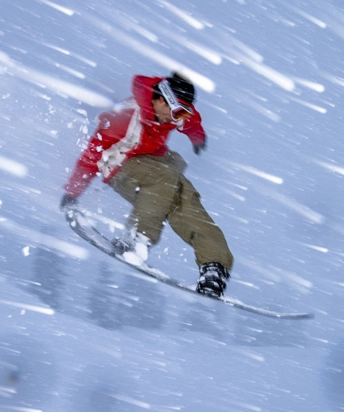 Snowboards Boots auf Snowboard in der Luft