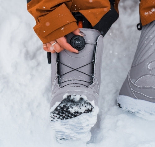 Snowboard Boots Kids werden eingestellt